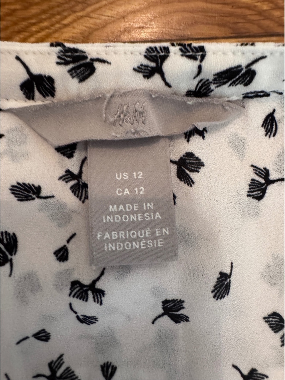 H&M pattern flowy button down - Picture 5 of 7
